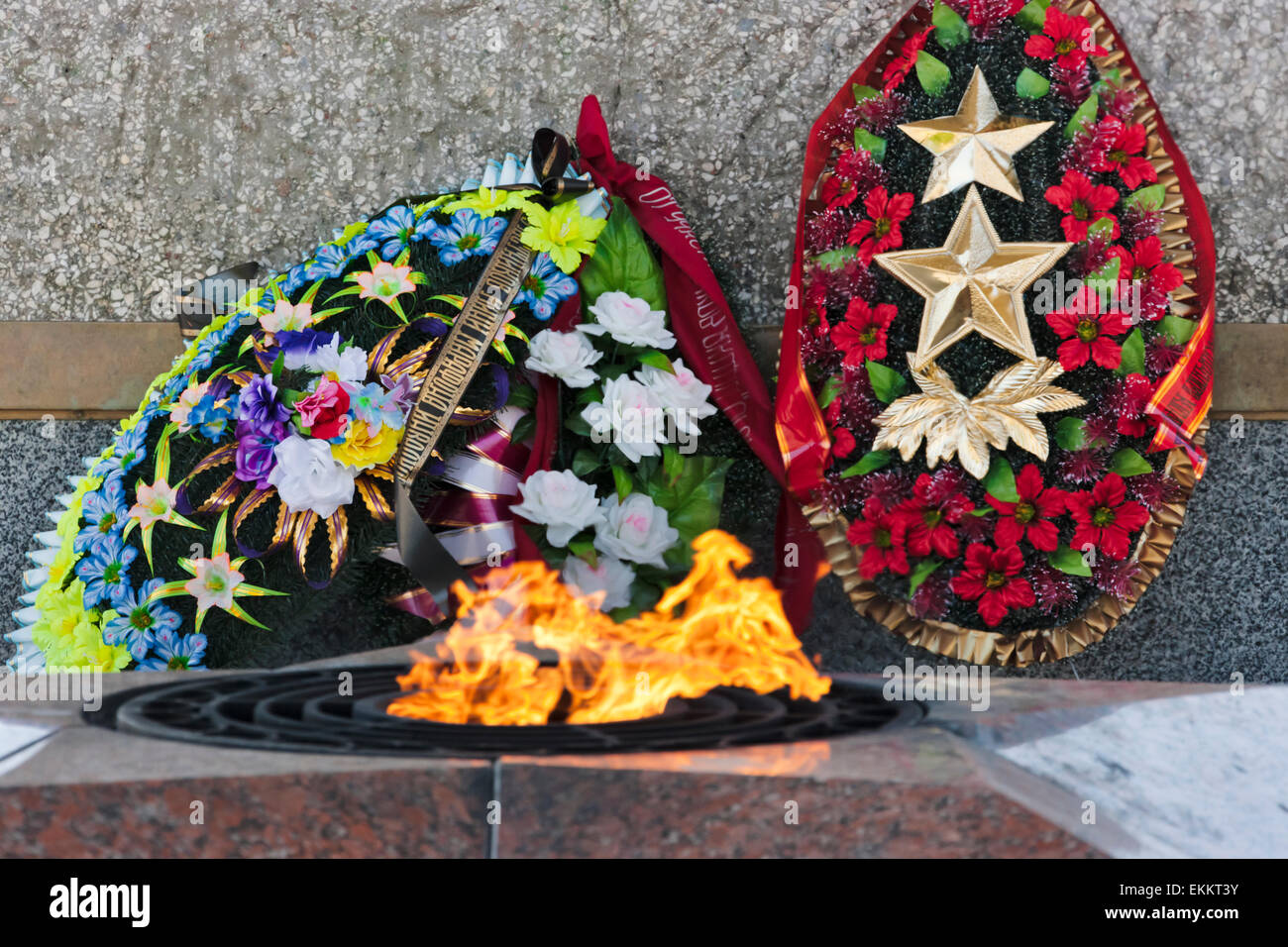 Blumenkränze und Flamme auf WWII Memorial in Siegesplatz, Wizebsk, Weißrussland Stockfoto