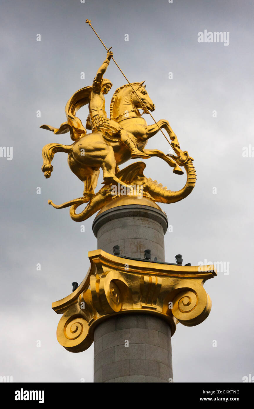 Goldene Statue des Heiligen Georg in Freiheitsplatz, Tiflis, Georgien Stockfoto