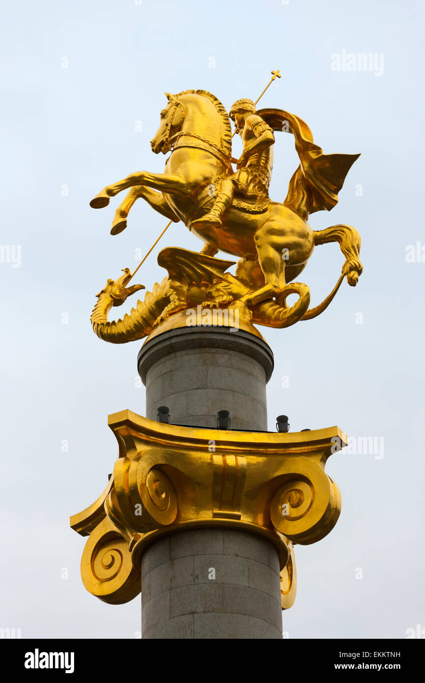 Goldene Statue des Heiligen Georg in Freiheitsplatz, Tiflis, Georgien Stockfoto