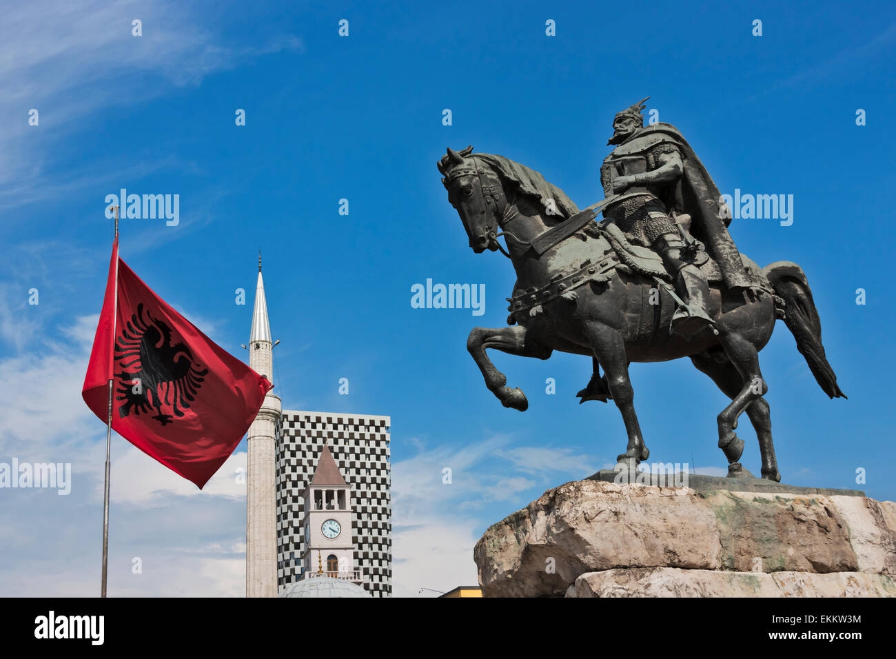 Statue von Skanderbeg, Nationalflagge und Münze Einkaufszentrum Gehäuse das Italienisch-Kaufhaus in Skanderbeg-Platz, Tirana, Stockfoto