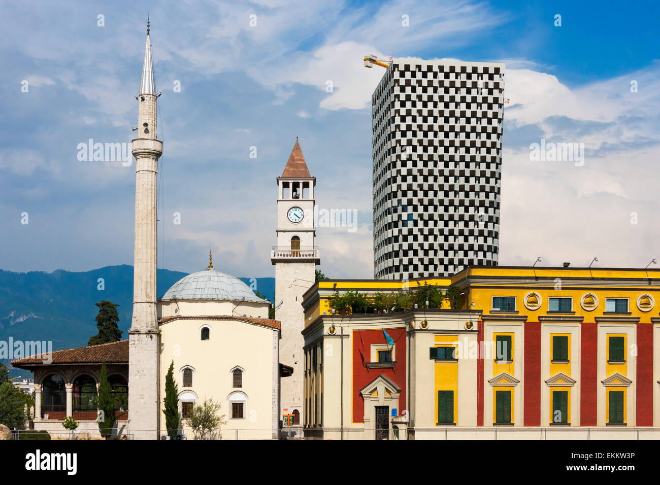 Et'hem Bey Moschee, Uhrturm, Münze Shopping Center Gehäuse Italienisch Kaufhaus und Ministry of Defense, Tirana, Albanien Stockfoto
