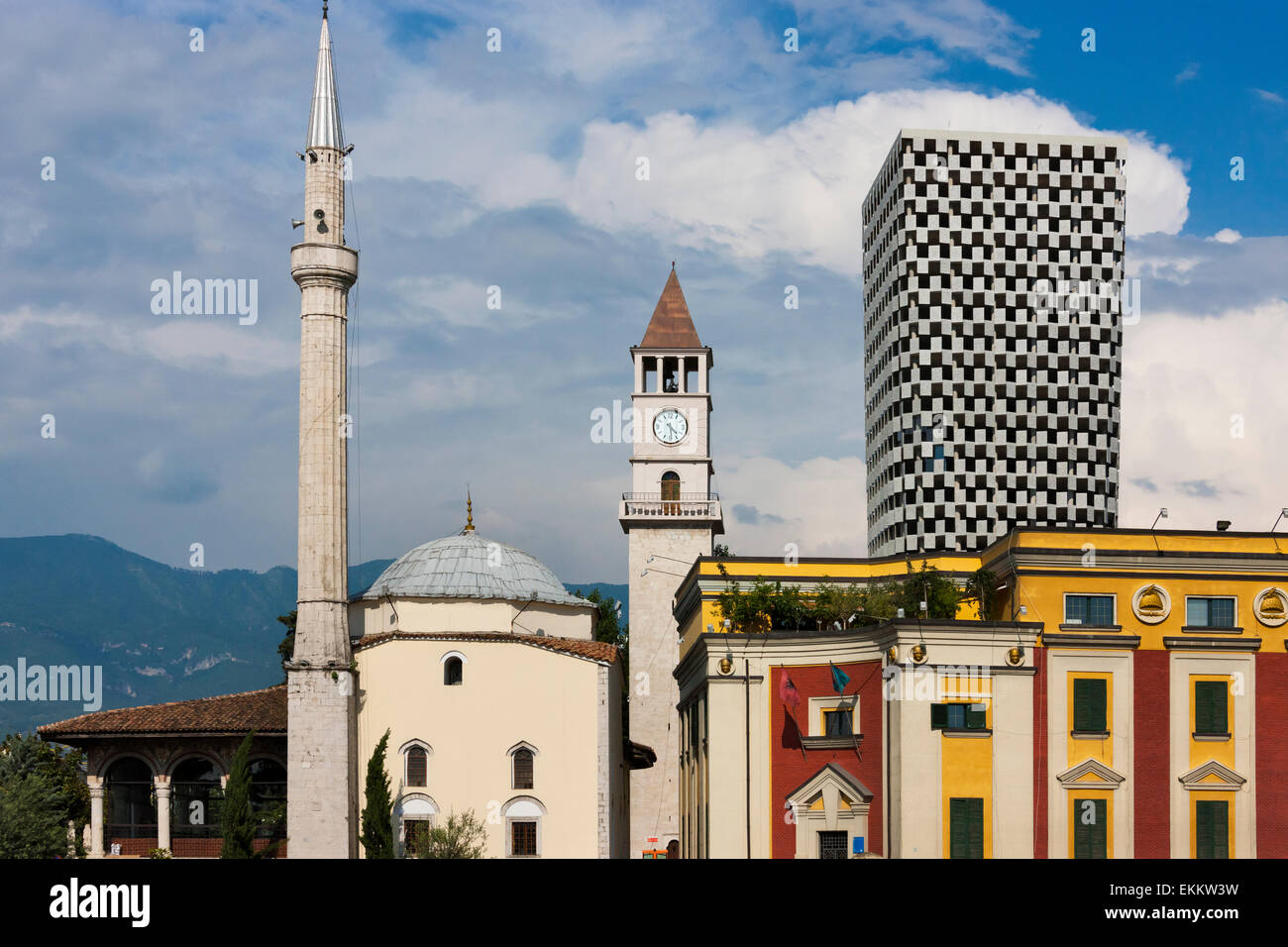 Et'hem Bey-Moschee und Uhrturm, Münze Shopping Center Gehäuse Italienisch Kaufhaus und des Verteidigungsministeriums in Skander Stockfoto
