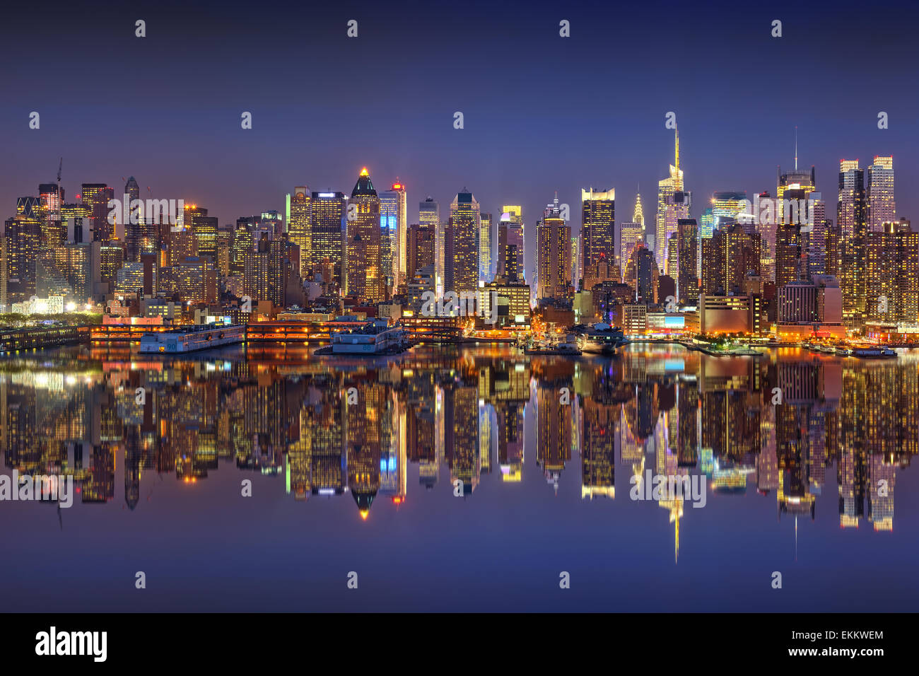 Manhattan bei Nacht Stockfoto