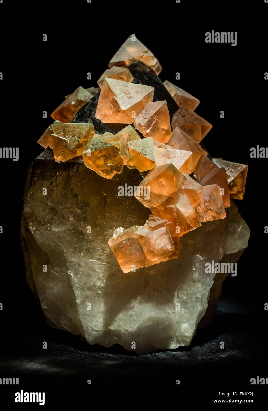 Orangefarbene Fluoritkristalle in oktahedraler Form, Calciumfluorid CaF2. Stockfoto