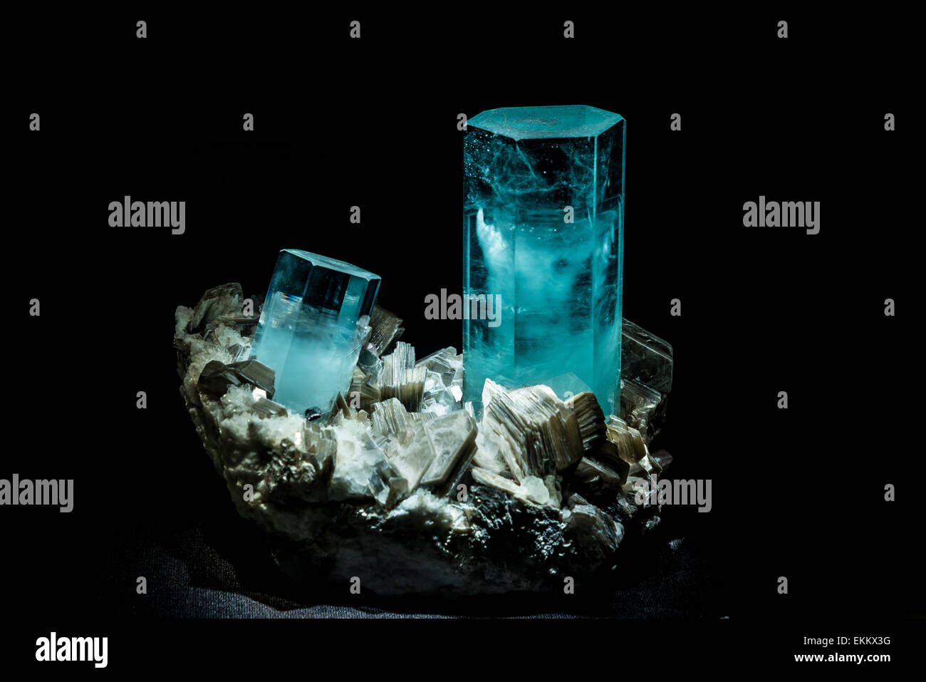 Blaue Kristalle von Aquamarin, eine Vielzahl von Mineral Beryll. Stockfoto