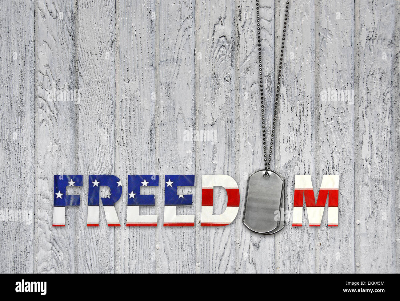 Amerikanische Freiheit in Flag Schriftart mit militärischen Hundemarke auf Holz. Stockfoto