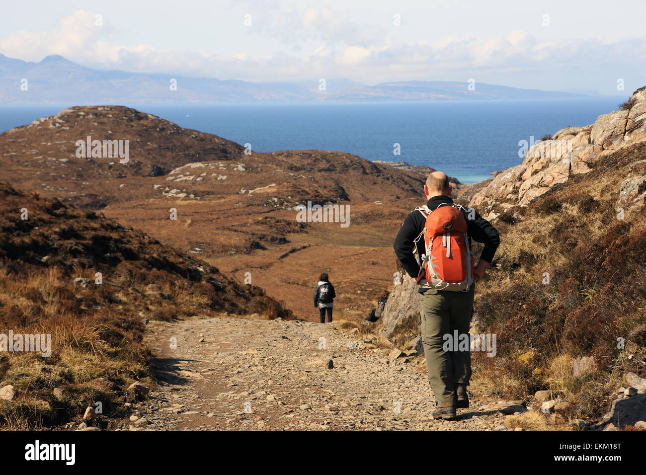 Wanderer auf dem Weg zu den südlichsten Teil der Isle Of Skye mit den Sound of Sleat und schottischen Festland in der Ferne Stockfoto