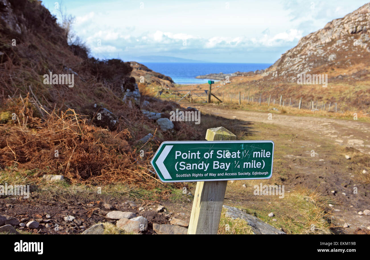 Melden Sie sich auf der Isle Of Skye zeigt die Weg zum Point of Sleat und dem sandigen Strand von Camas Daraich. Stockfoto