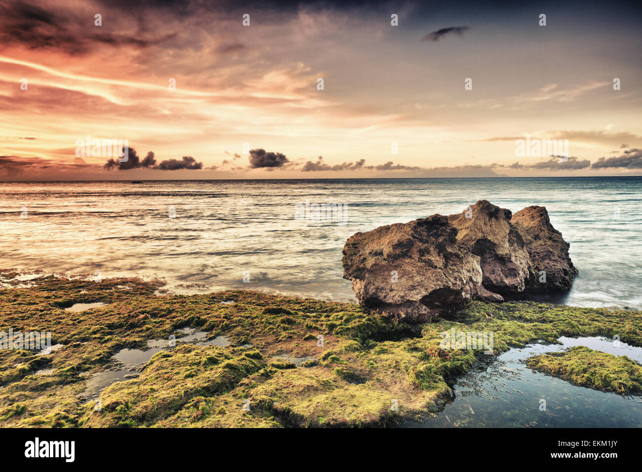 Schöne Seenlandschaft. Stein im Vordergrund. Philippinen Stockfoto