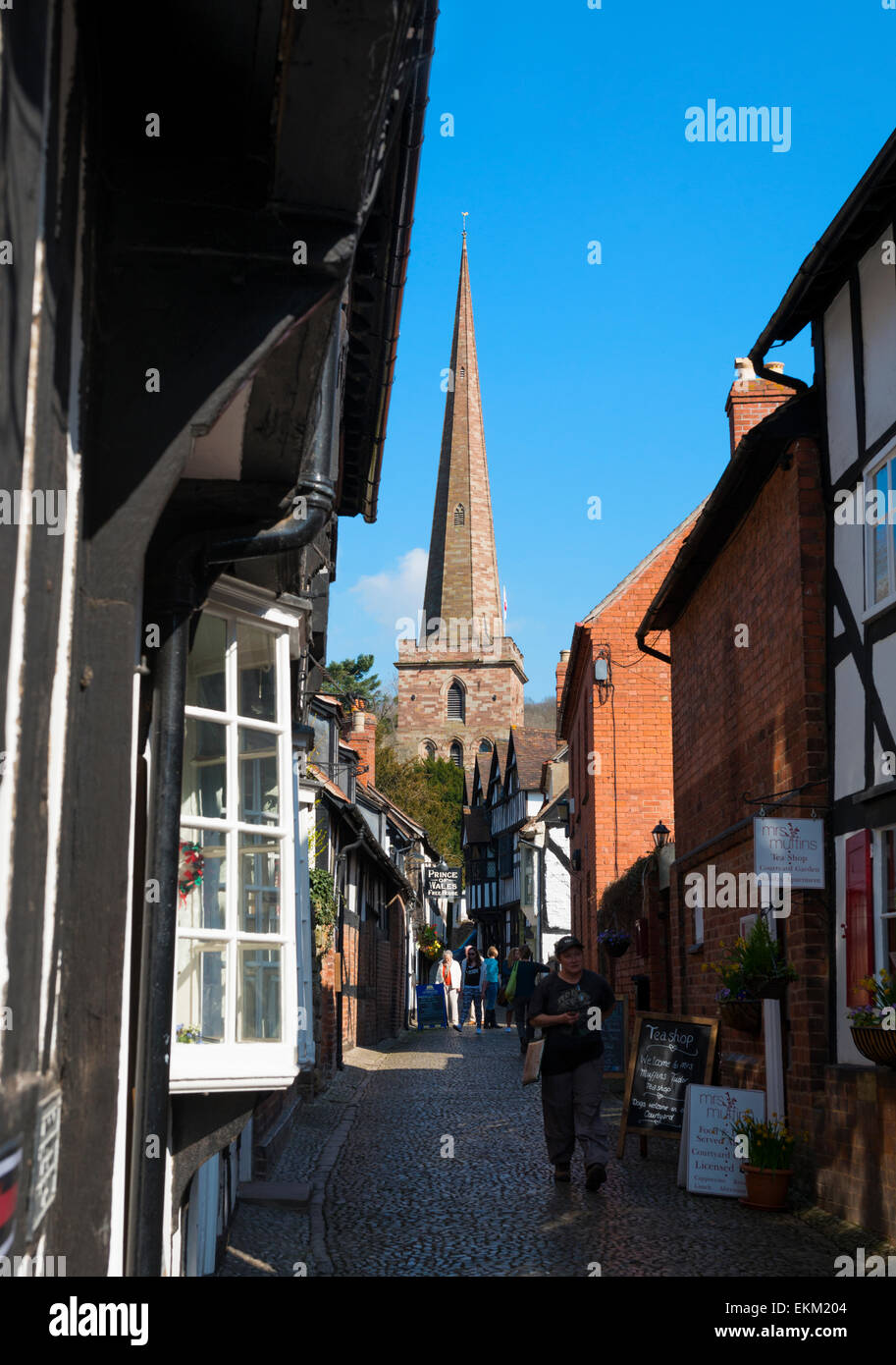 Church Lane führt zu St. Michael und alle Engel Kirche in Ledbury, Herefordshire, England. Stockfoto