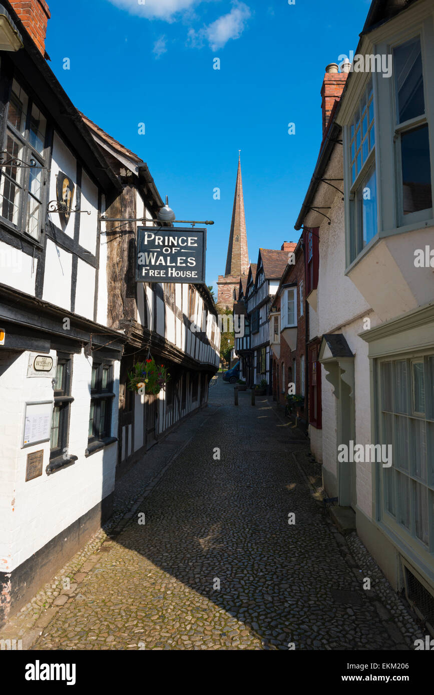 Church Lane führt zu St. Michael und alle Engel Kirche in Ledbury, Herefordshire, England. Stockfoto