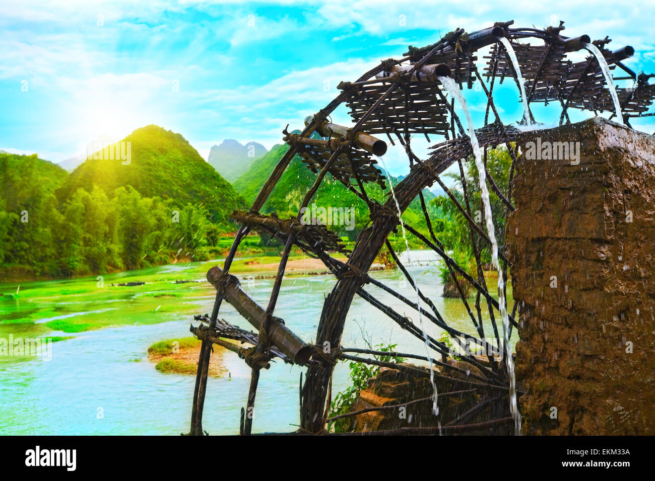 Bambus-Wasser-Rad. Die Nutzung der Wasserkraft für die Bewässerung. Vietnam Stockfoto