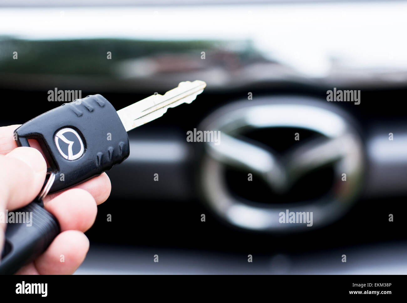 Sombor, Serbien - April 6 th, 2015: Fotoshooting verschiedene Autoschlüssel; Hand mit einem Mazda Fahrzeugschlüssel mit Mazda melden Sie sich an der Rückseite Stockfoto