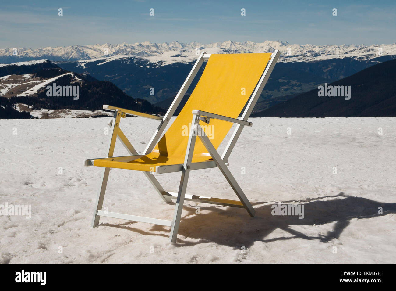 Gelbe Liegestuhl auf Schnee Berg mit Schnee Berge bedeckt Stockfotografie -  Alamy