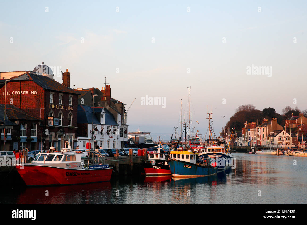 Am alten Hafen von Weymouth, in Dorset England April 2015 sind Fischerboote vertäut. Stockfoto