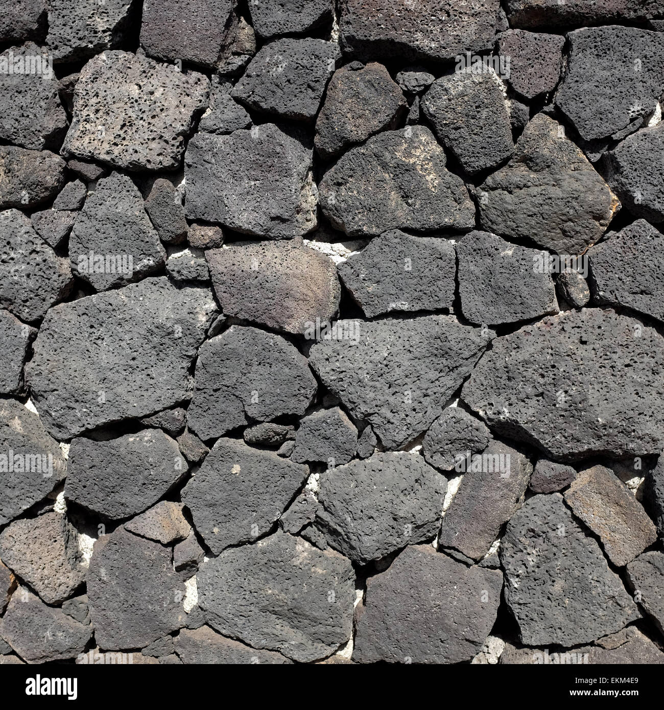 Steinwand aus vulkanischem Gestein auf Lanzarote Stockfoto