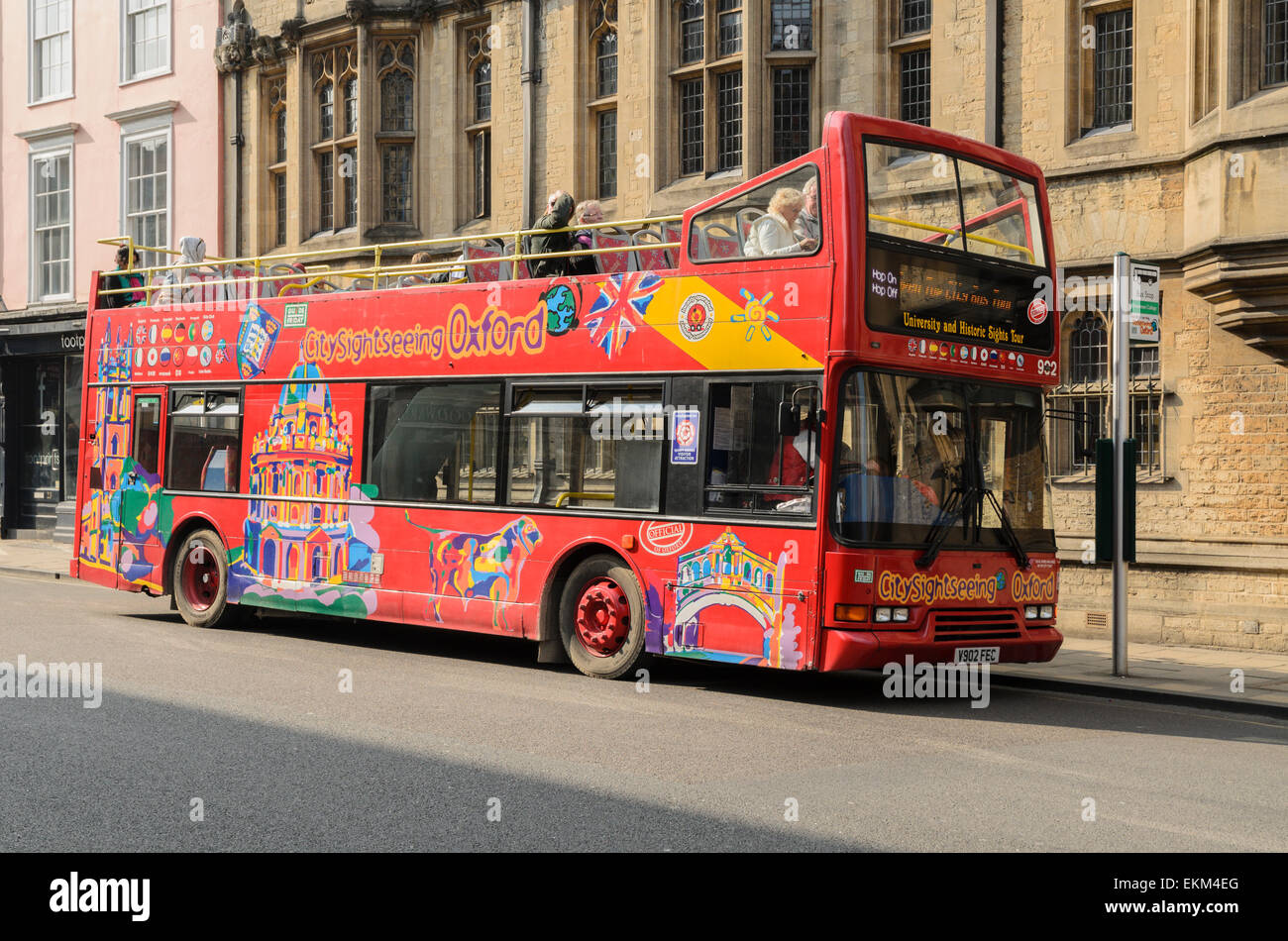 Ein roter Doppeldecker Oxford Tourbus betrieben durch Sightseeing Oxford. Stockfoto
