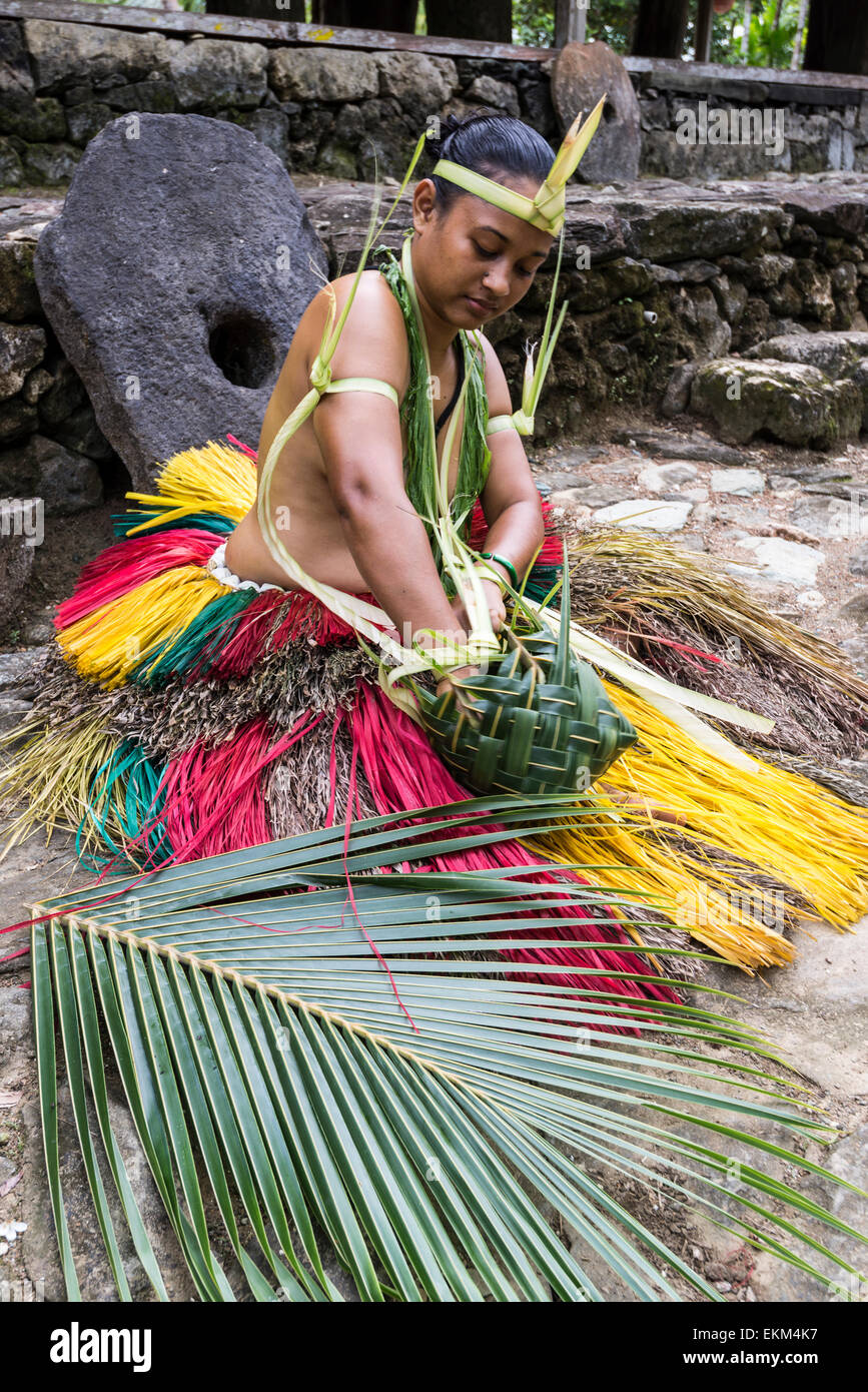 Junge Mädchen stricken Körbe mit Kokosblättern Stockfoto