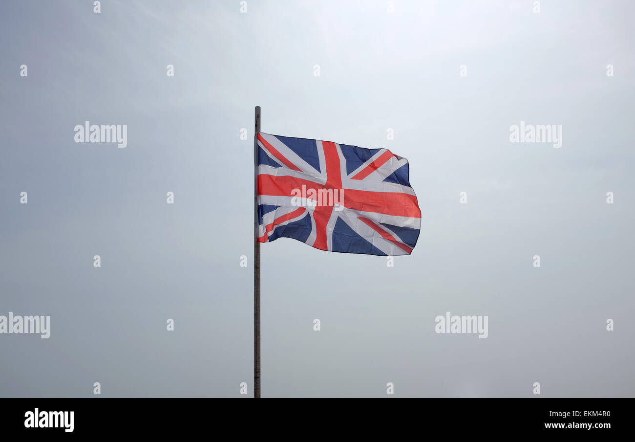 Anschluß-Markierungsfahne fliegen gegen einen weißen Hintergrund Himmel Stockfoto