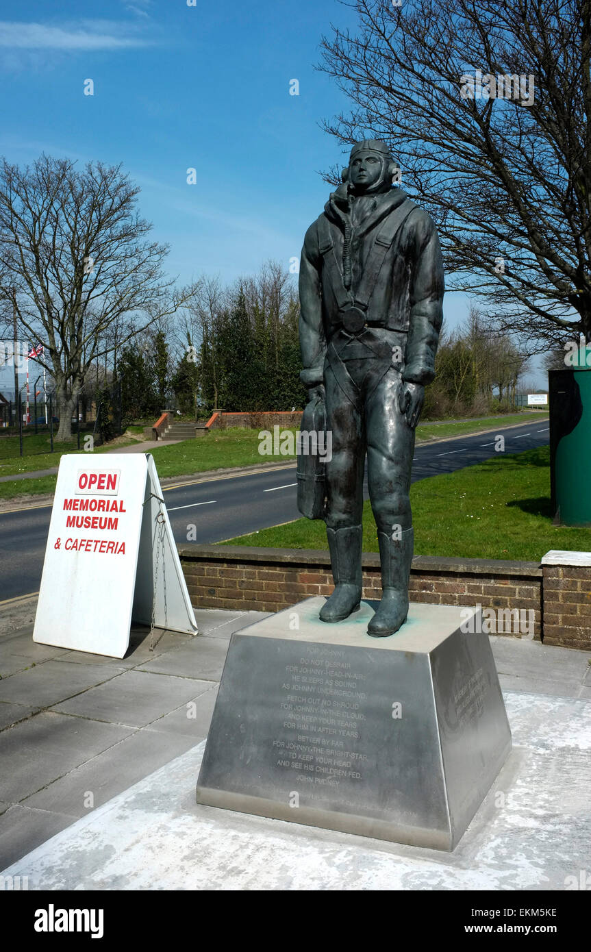 Spitfire-pilot-Statue an der Spitfire und Hurricane Memorial Museum raf Manston Ramsgate East Kent uk April 2015 Stockfoto