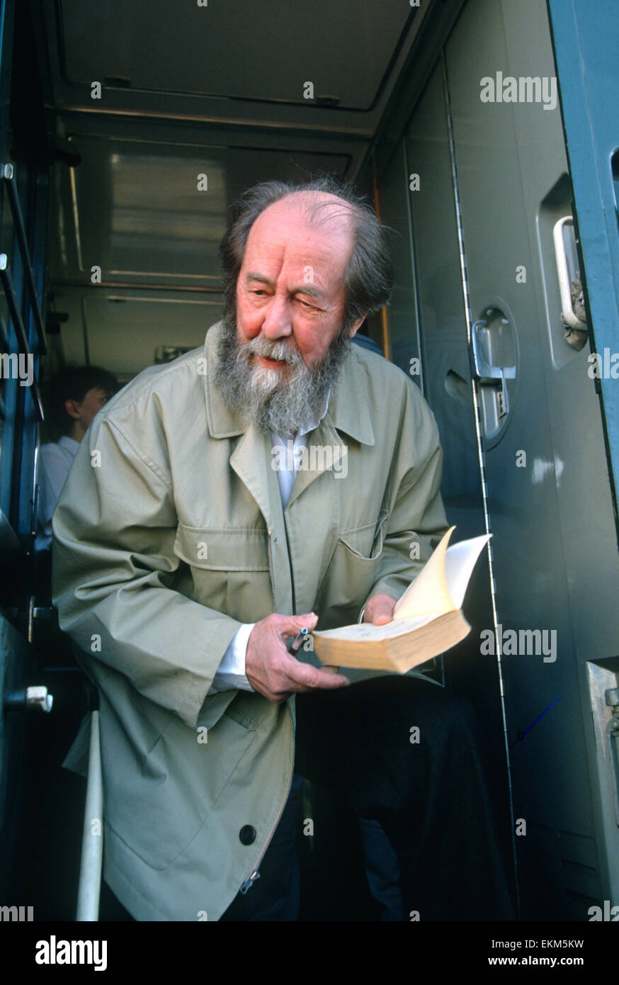 Russische Nobel Preis Schriftsteller Alexander Solzhenitsyn unterschreibt eine Kopie seines Buches nach der Ankunft mit dem Zug zurück in seine Heimat 5. Juni 1994 in Chabarowsk, Russland. Solschenizyn wurde nach dem Fall der Sowjetunion kehrte aber 1974 aus der Sowjetunion ausgewiesen. Stockfoto