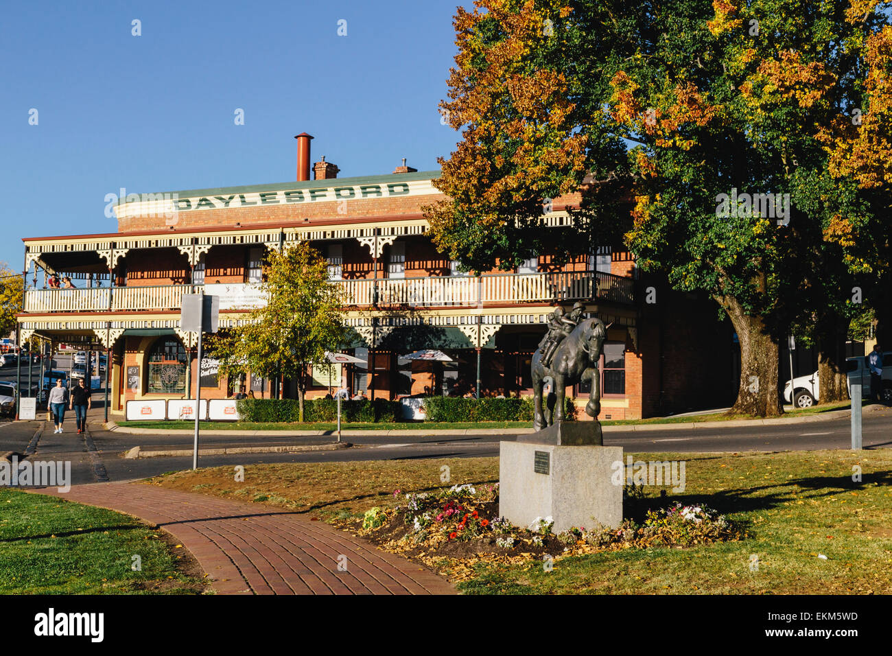 Daylesford Hotel in Burke Square im Herbst in Daylesford, Victoria, Australien mit "Von Schule" Skulptur von Stanley Hammond Stockfoto
