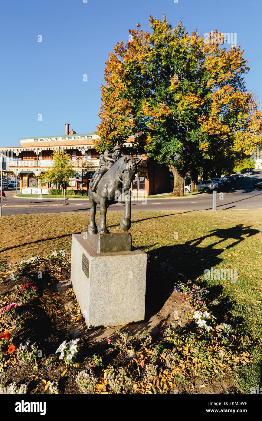 Daylesford Hotel in Burke Square im Herbst in Daylesford, Victoria, Australien mit "Von Schule" Skulptur von Stanley Hammond Stockfoto