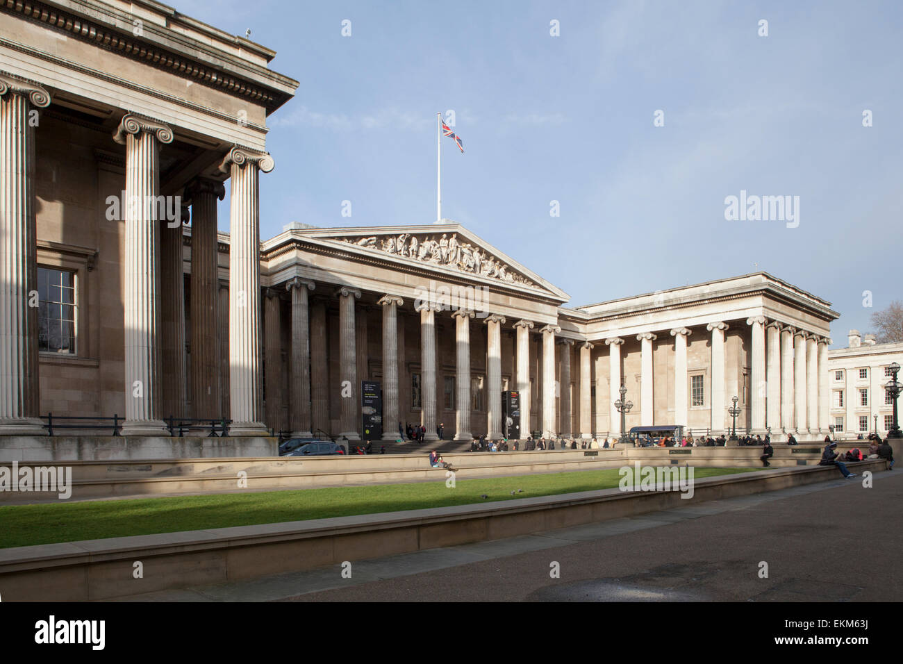 Die Fassade und Eingang des British Museum in London. Stockfoto