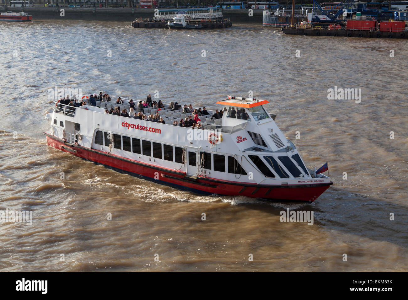 Ein Ausflugsschiff City Cruises auf der Themse in London Stockfoto