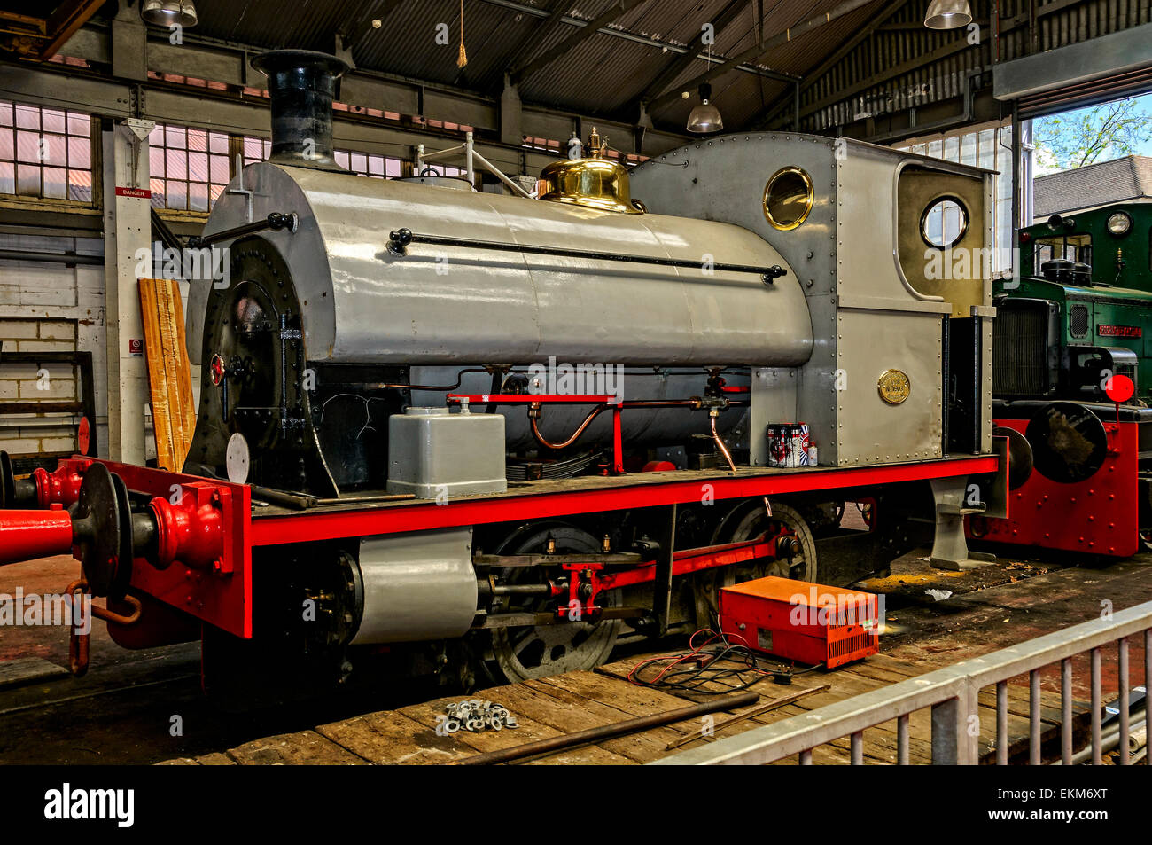 Die glänzenden Sattel Tank Lokomotive von Peckett & Sons Ltd. erbaut 1936 empfangen einige mechanische Wartung bei Chatham Dockyard Stockfoto