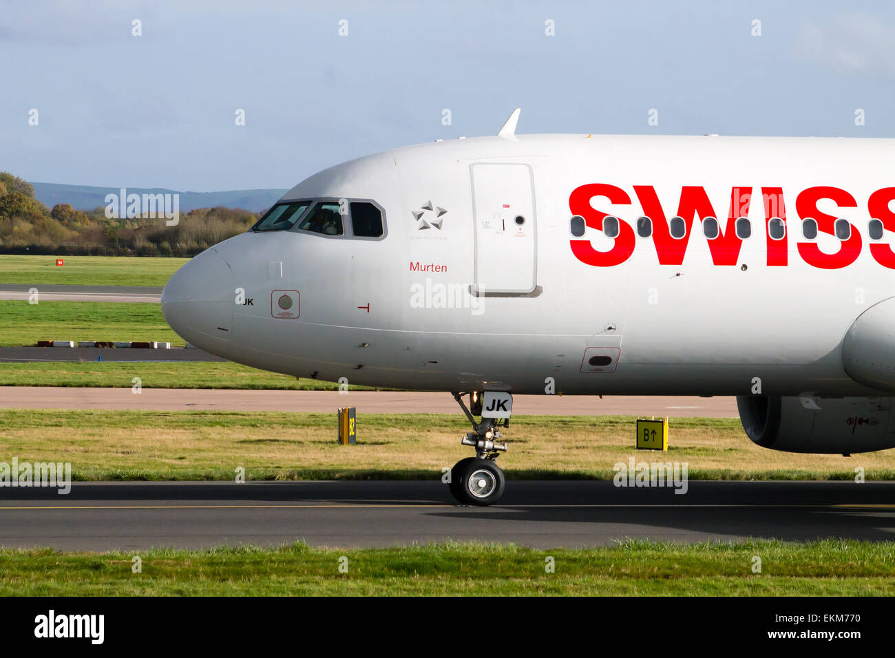Schweizer Airways Airbus A319, auf Manchester Flughafen-Startbahn rollen. Stockfoto