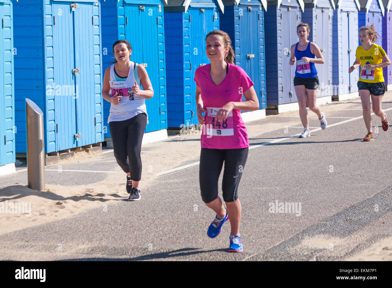 Bournemouth, Dorset, Großbritannien. 12. April 2015. Läufer, die am 10k-km-Lauf teilnehmen, der Teil des Bournemouth Bay Run ist und an der Küste von Bournemouth entlang läuft. Die Teilnehmer wollen lebenswichtige Mittel für die britische Herzstiftung zur Bekämpfung von Herzkrankheiten aufbringen. Kredit: Carolyn Jenkins/Alamy Live News Stockfoto