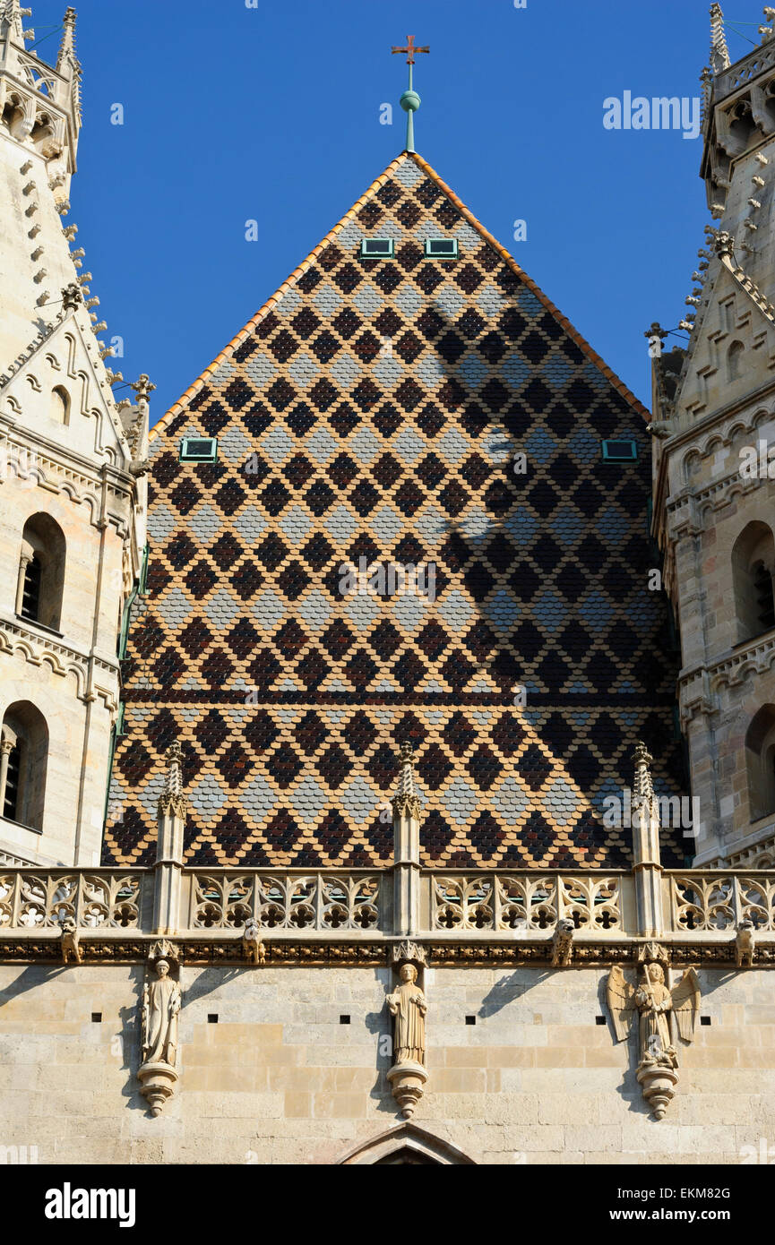 Bunte Mosaik-Fliesen-Muster auf dem Dach des St. Stephen Church, Wien, Österreich. Stockfoto