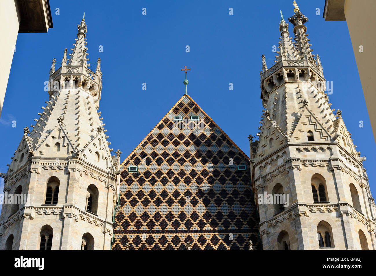 Bunte Mosaik-Fliesen-Muster auf dem Dach des St. Stephen Church, Wien, Österreich. Stockfoto