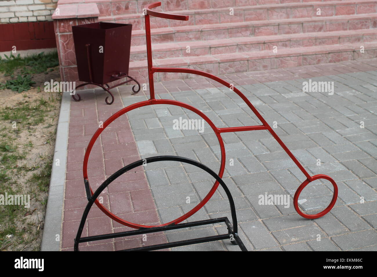 Rote Retro-Stil Fahrrad bleiben auf Parkplätze Dekoration auf Straße Stockfoto