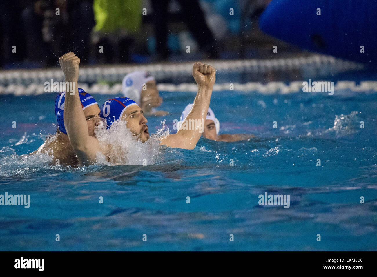 Neapel, Italien. 11. April 2015. Endspiel der LEN Eurocup zwischen Carpisa Yamamay Acquachiara - DOOA Posillipo (10-11) spielte in Piscina Scandone von Neapel. Bildnachweis: Emanuele Sessa/Pacific Press/Alamy Live-Nachrichten Stockfoto