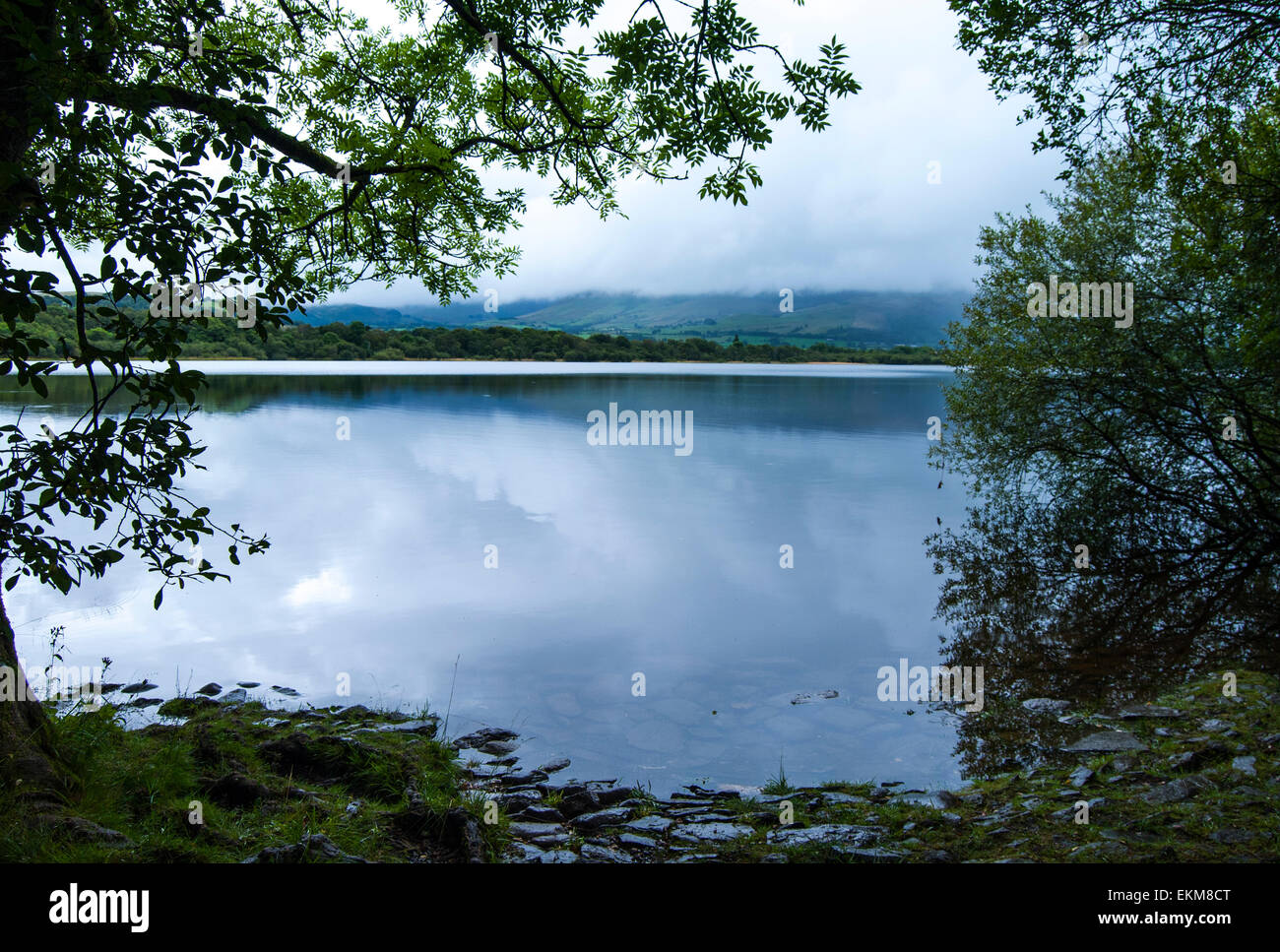Himmel reflektiert auf The Lake District Stockfoto