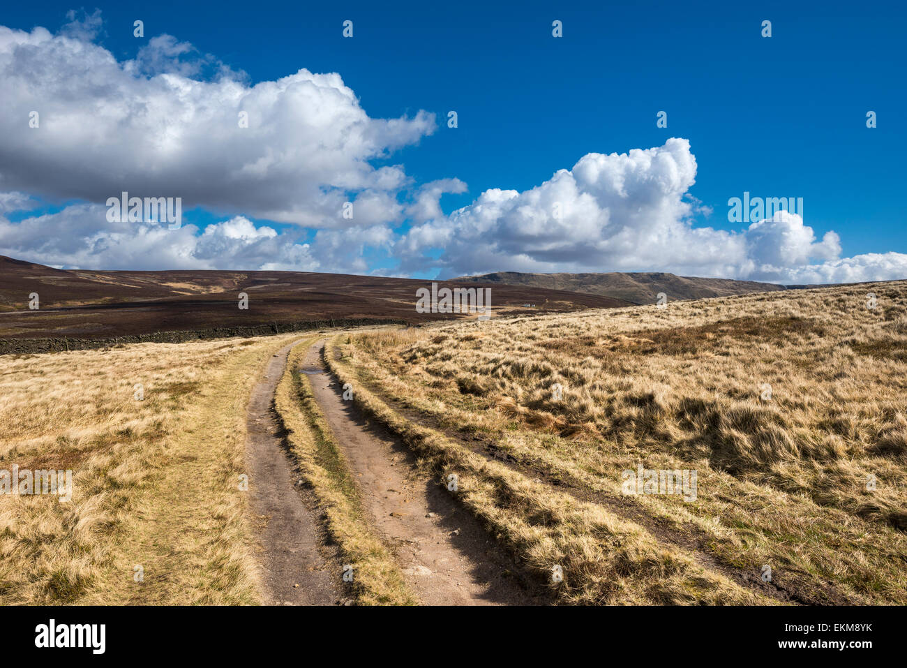Die Schlange Weg auf Moorland oberhalb Hayfield im Peak District, Derbyshire. Sonnigen Frühlingstag auf den Hügeln. Stockfoto