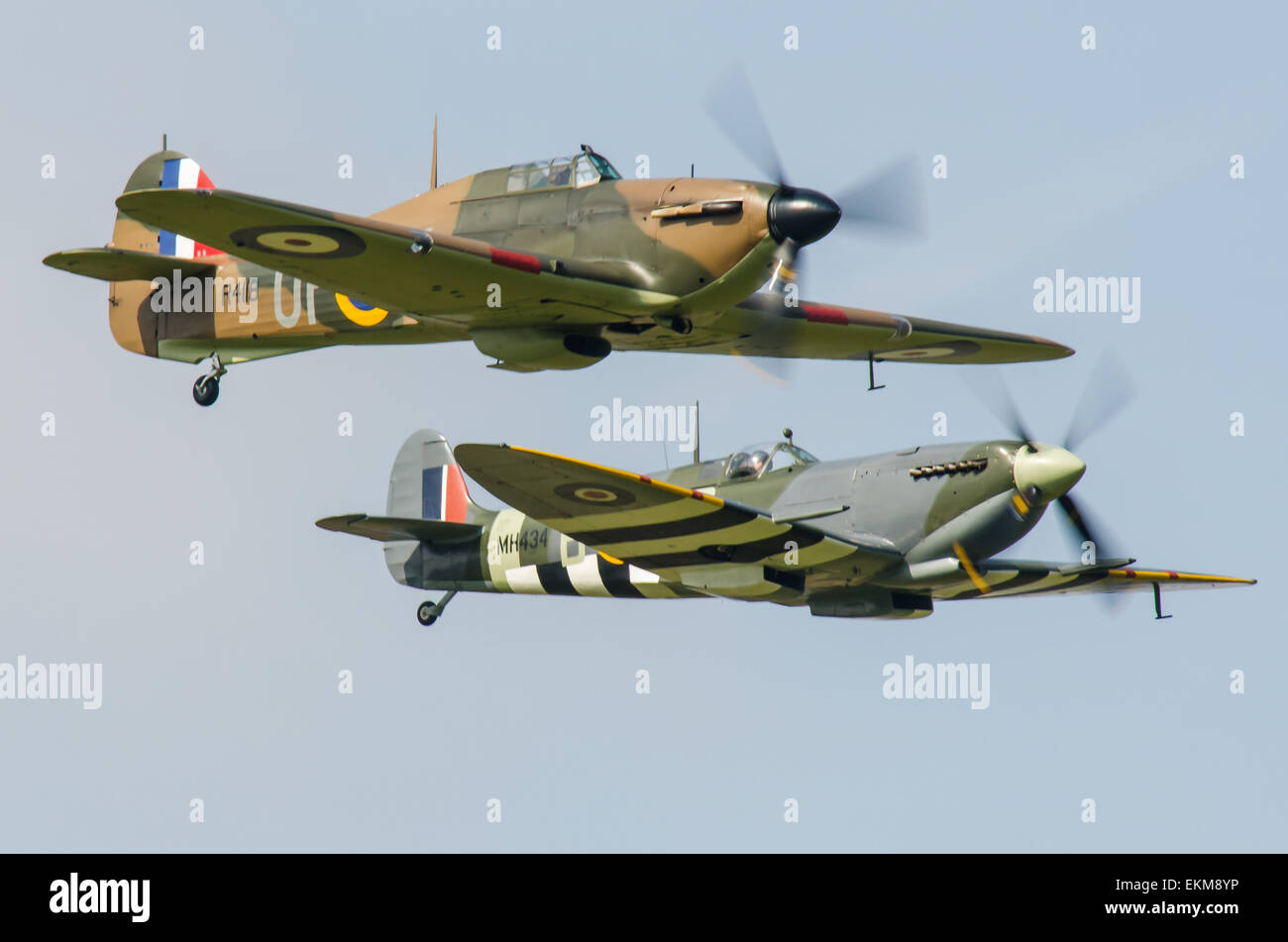 Hawker Hurrikan Mark I und Supermarine Spitfire Mark IX Flugzeuge auf einer Flugschau. RAF-Kampfflugzeuge aus dem Zweiten Weltkrieg Stockfoto