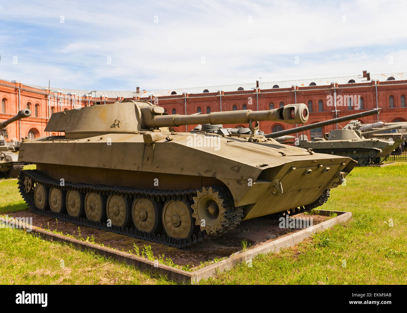 Sowjetische 122 mm Panzerhaubitze 2S1 Gvozdika (Nelke). Armeen von 30 Ländern dient Stockfoto