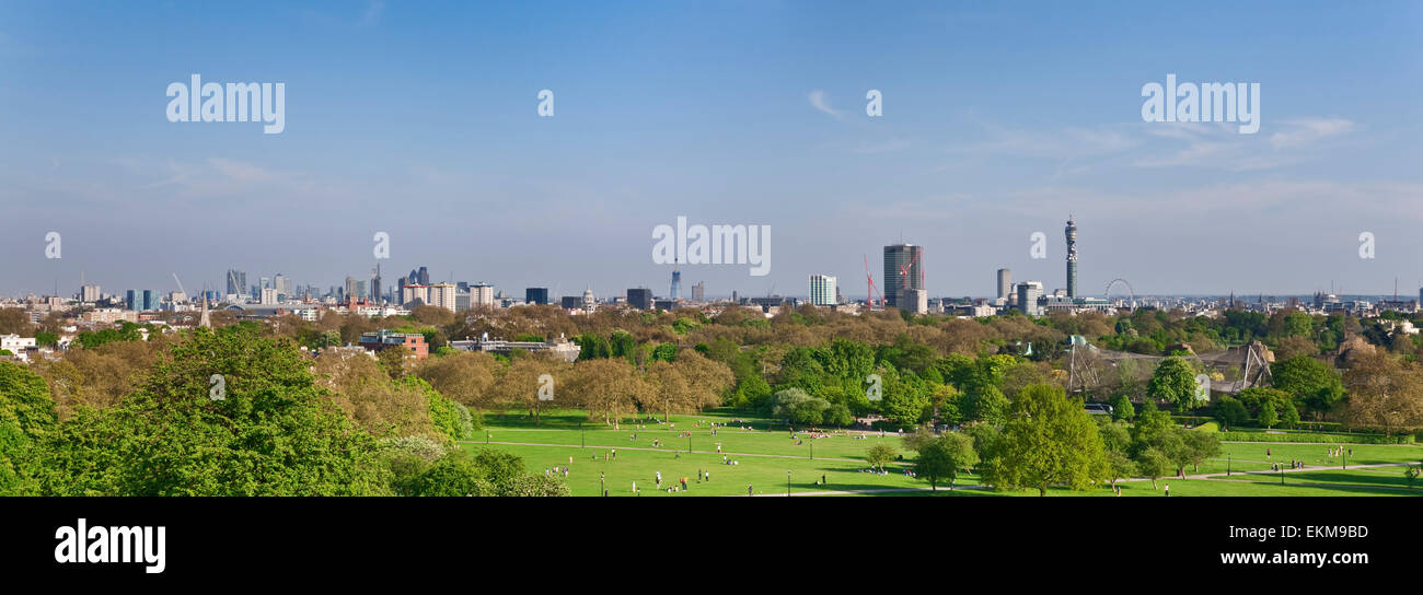 Primrose Hill mit Blick auf die berühmte Skyline von London Stockfoto