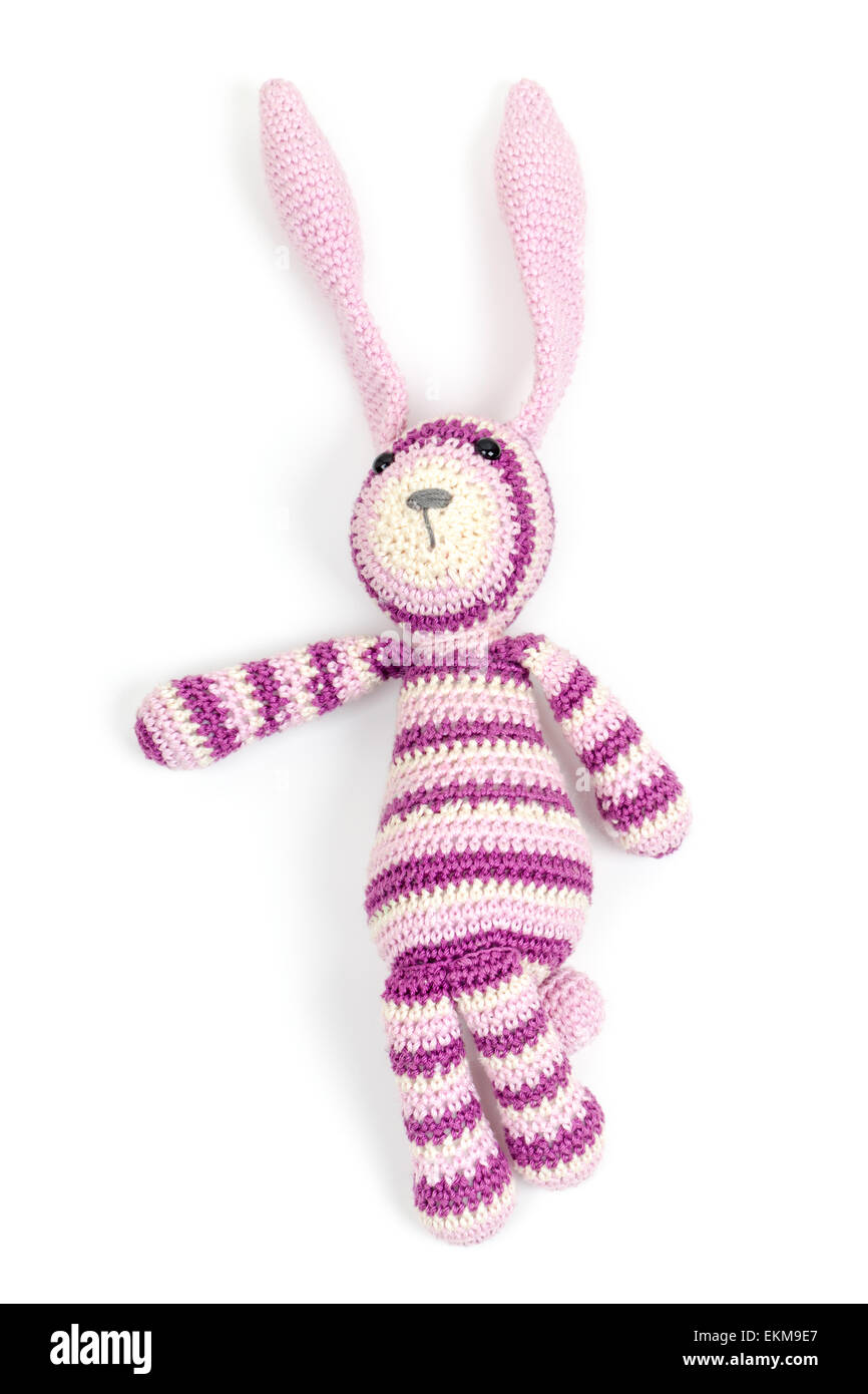 Lustige gestrickte Kaninchen Spielzeug zeigt links Richtung isoliert auf weißem Hintergrund mit weichen Schatten Stockfoto