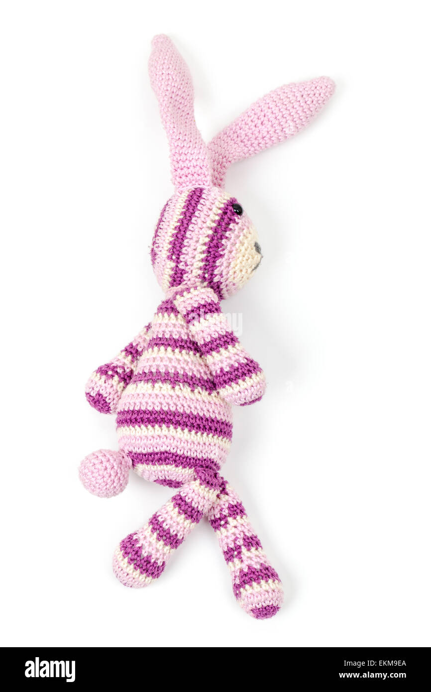 Gestrickte Kaninchen Spielzeug geht, Nahaufnahme Foto isoliert auf weißem Hintergrund mit weichen Schatten Stockfoto