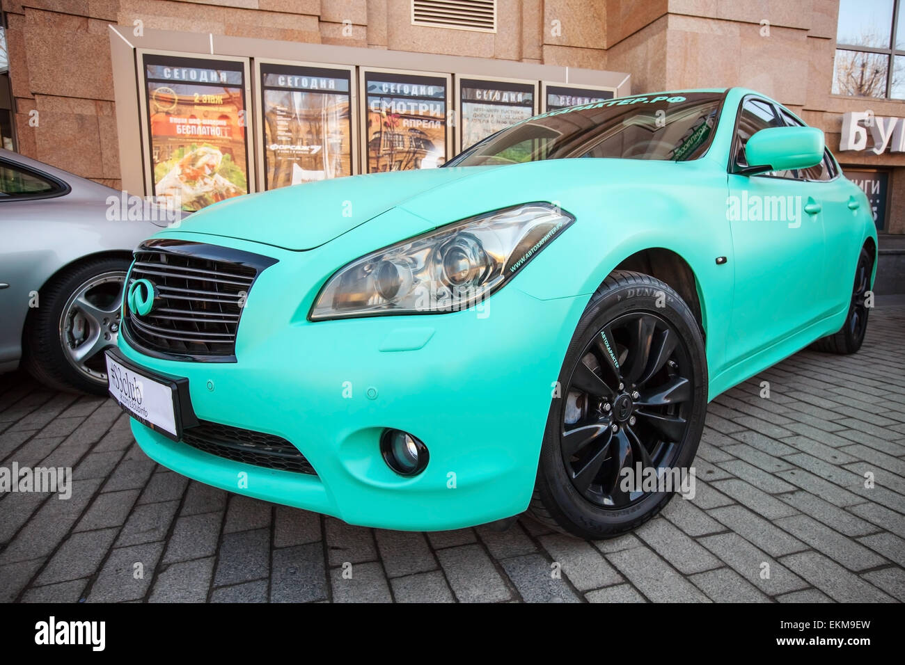 Sankt-Petersburg, Russland-11. April 2015: Infinity fx 37 Auto mit grünen Mattepaintings steht auf der Straße geparkten Stockfoto