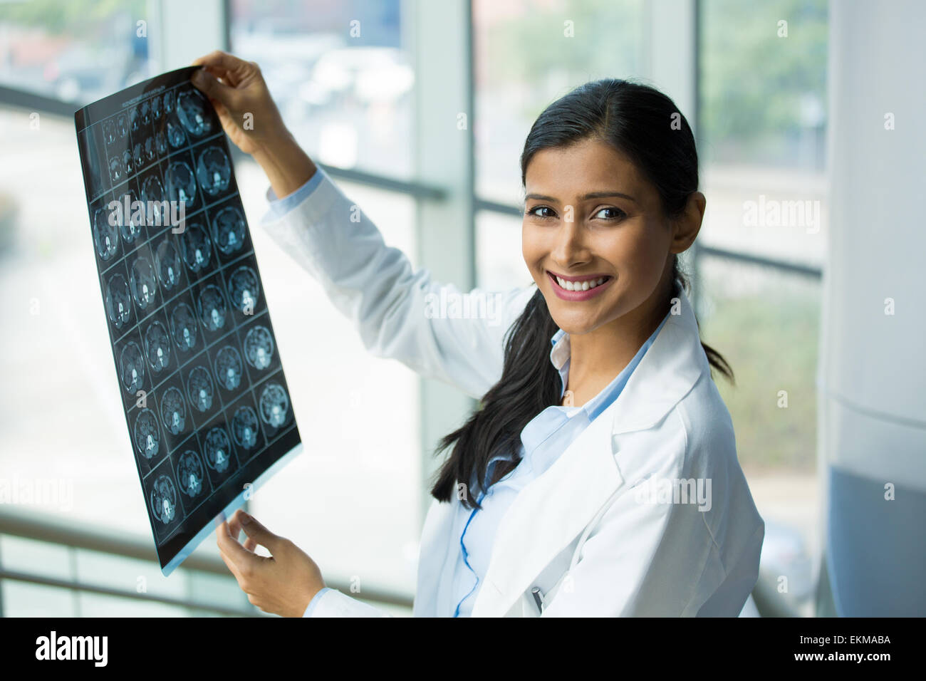 Closeup Portrait des Pflegepersonals intellektuelle Frau mit weißen Laborkittel, Blick auf Ganzkörper Röntgen Röntgenbild Stockfoto