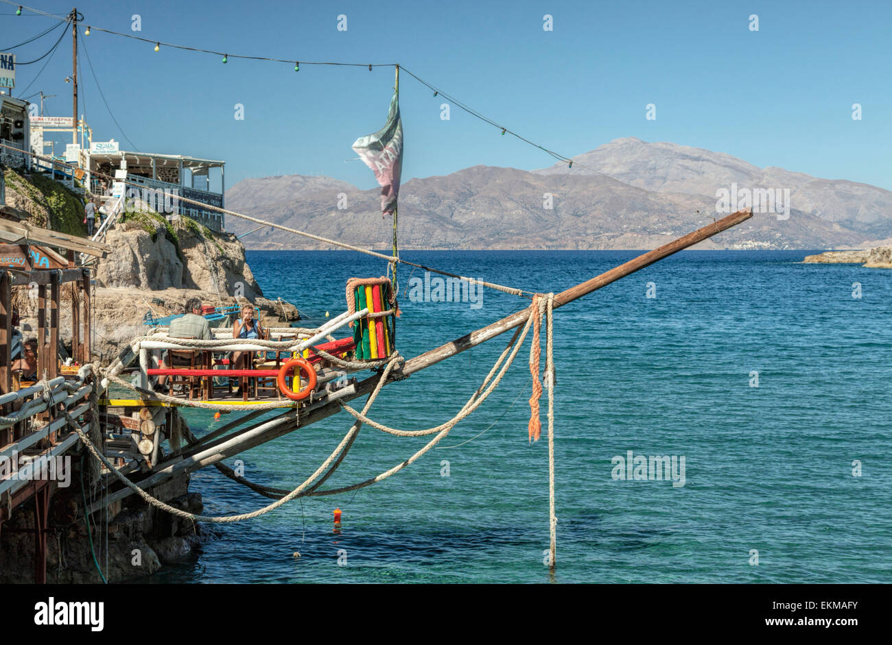 Essen gehen in mediterrane Stimmung mit tollem Blick auf der Bucht der Messara-Ebene, in bunten Matala Region Heraklion, Kreta, Griechenland. Stockfoto