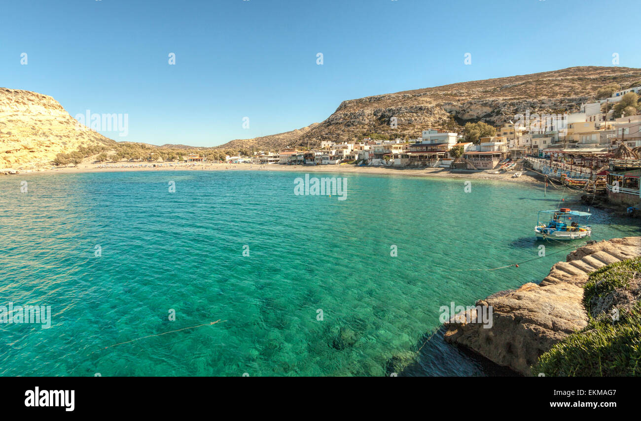 Matala, berühmt für seinen beeindruckenden Formationen aus Sandsteinfelsen und Höhlen, gesehen von der Bucht der Messara-Ebene, Kreta, Griechenland. Stockfoto