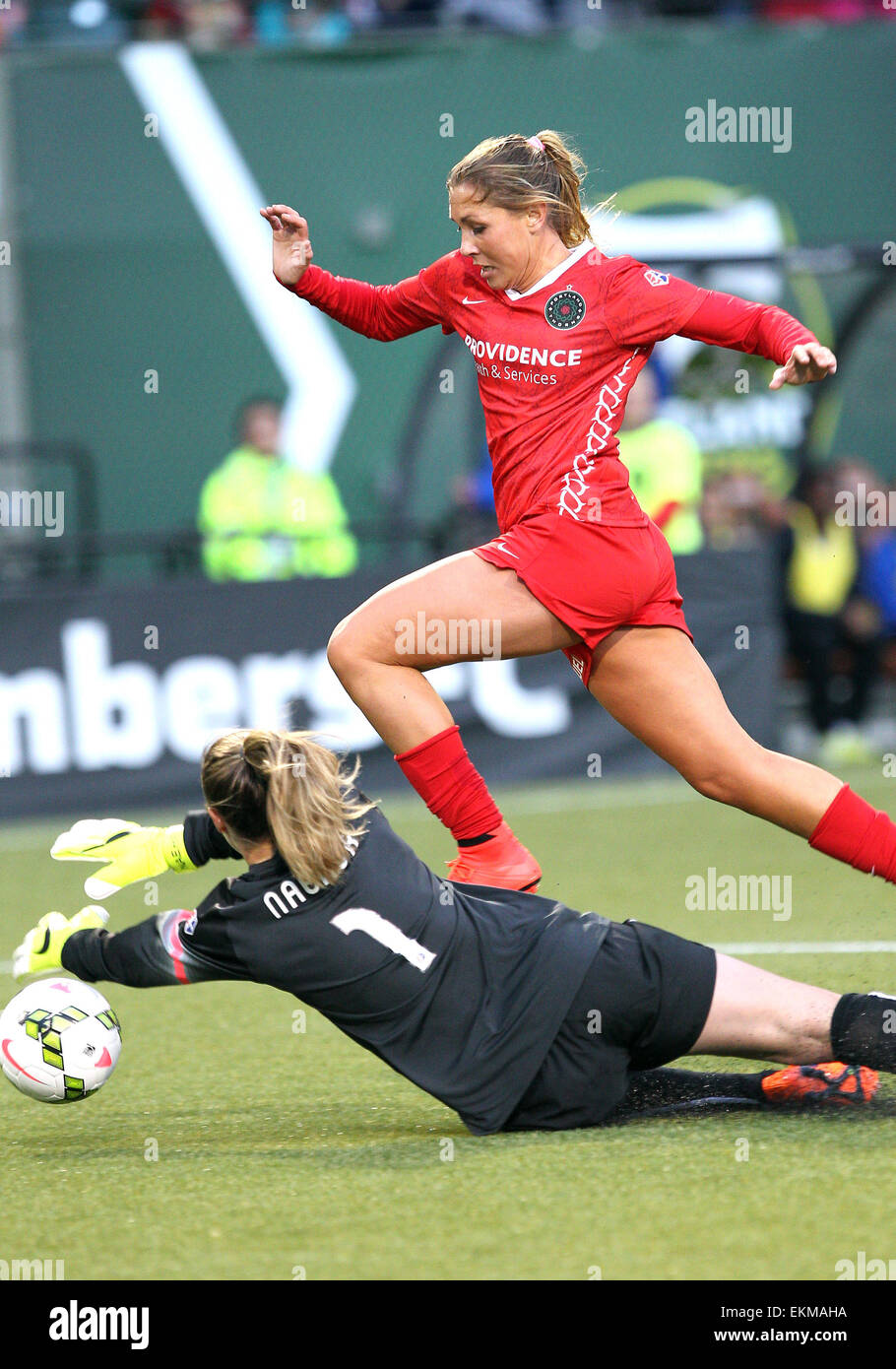 12. April 2015: Portland Dornen Mittelfeldspieler Allie Long (10) springt vorbei Boston Breakers Keeper Rafinha (1) um den Ball im Spiel zu halten, während NWSL Aktion Aktion zwischen den Boston Breakers und Portland Timbers Dornen an Vorsehung Park, Portland, OR Stockfoto