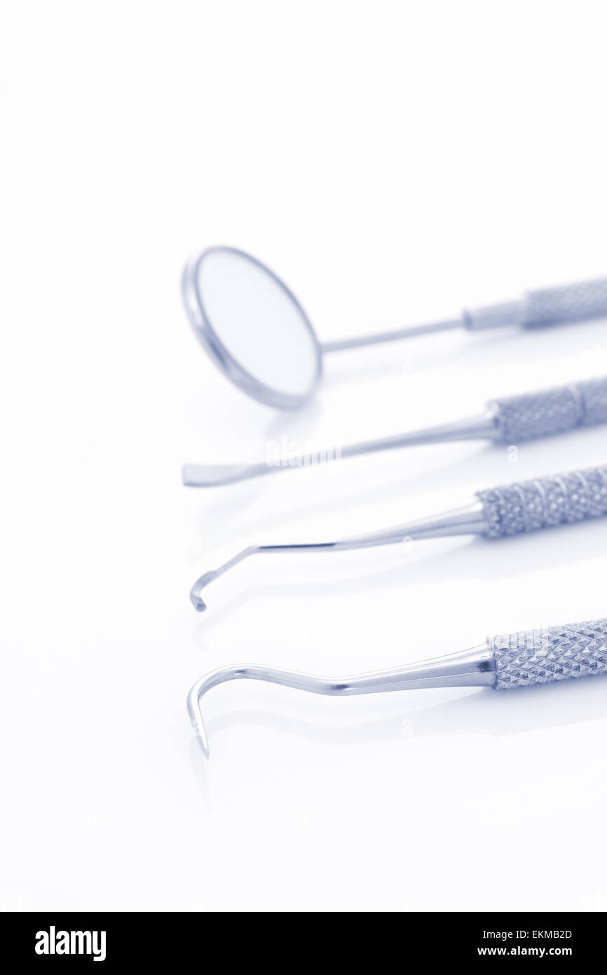 Periodontale Sonden oder zahnmedizinische Instrumente und mit selektiven Fokus auf der Vorderseite des Dental Explorer oder Sichel sonde Spiegel Stockfoto