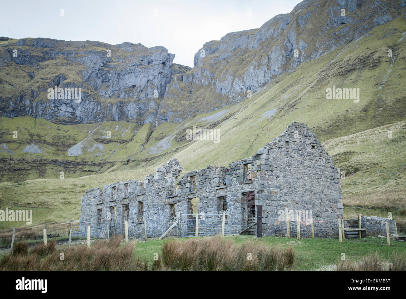 Alte verlassene Ruine am Gleniff Hufeisen in Co. Sligo, Irland Stockfoto